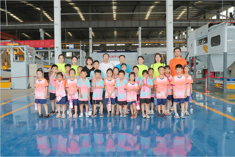 安丘市婦幼保健院“卓悅少年領(lǐng)袖心智天賦營”小學(xué)員到博陽機械游學(xué)參觀